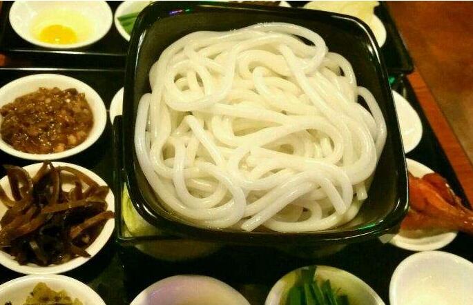 河南鸿睿厂家为你介绍一下多功能家用米线机七大优势