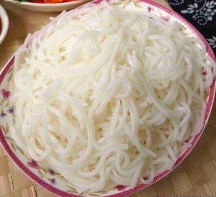 自熟米线机设备已经成为日常生产中常见的食品机械设备